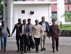 Kenakan Kemeja Krem Nadiem Hadir Penuhi Panggilan Kejagung: Sebagai Saksi Kasus Pengadaan Chromebook