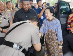 Ketika Kapolri Cium Tangan Megawati Soekarnoputri di Ultah ke-100 Istri Hoegeng