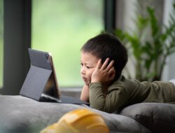 Ini Cara Islami Atur Waktu Screen Time Buat Anak