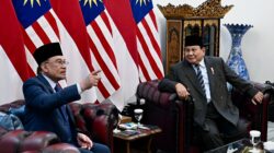 Momen Presiden Prabowo Sambut PM Malaysia Anwar Ibrahim di Istana Merdeka