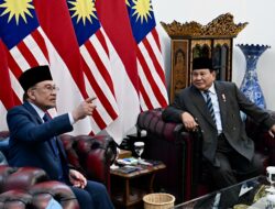Momen Presiden Prabowo Sambut PM Malaysia Anwar Ibrahim di Istana Merdeka
