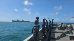 Kapal Induk Inggris Melintasi ALKI I, KRI Halasan-630 Lakukan Pengawasan