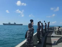 Kapal Induk Inggris Melintasi ALKI I, KRI Halasan-630 Lakukan Pengawasan