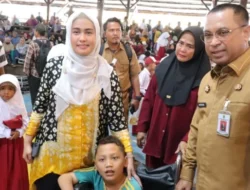 Karmila Sari Serahkan Beasiswa PIP Untuk Ribuan Pelajar di Rokan Hilir, Riau
