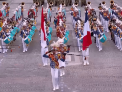 Prabowo Senyum Bangga TNI Kumandangkan ‘Maju Tak Gentar’ di Bastille Day, Macron Tepuk Tangan