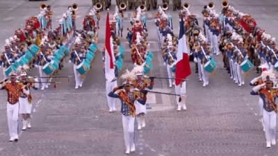 Prabowo Senyum Bangga TNI Kumandangkan ‘Maju Tak Gentar’ di Bastille Day, Macron Tepuk Tangan