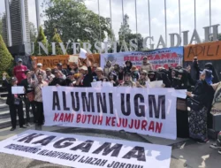 Alumni UGM Lintas Fakultas Gelar Aksi, Desak Jokowi Tunjukkan Ijazah Aslinya ke Publik