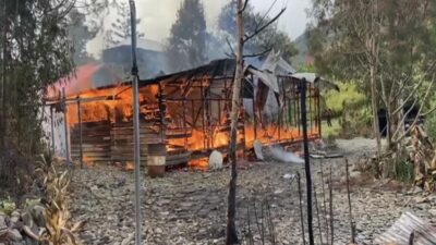 Keji! Teroris KKB Papua Bakar Rumah Bupati Puncak, Gereja Hingga Puskesmas