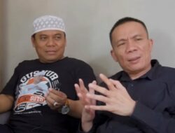 Gus Nur Bakar Buku Rismon, Sindir Penulis “Plin-Plan”: Buat Apa Dibaca?