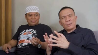 Gus Nur Bakar Buku Rismon, Sindir Penulis “Plin-Plan”: Buat Apa Dibaca?