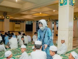 Apa Hukum Menyantuni Anak Yatim di Muka Umum Dalam Islam?