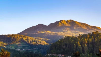 Geger! Sekelompok Orang Pakai Putih-putih Gelar Ritual di Puncak Gunung Lawu, Ada Apa?