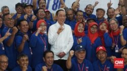 jokowi-ke-teman-kuliah-jangan-senang-dulu-ijazah-saya-masih-diragukan-external-inbox-1753510771663_169
