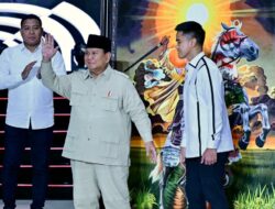 Presiden Prabowo Terima Lukisan Simbol Dukungan di Kongres PSI 2025