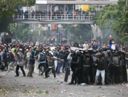 Miris! Jurnalis TV Swasta Dipiting Aparat dan Dipaksa Hapus Rekaman Saat Liputan Aksi Demo di Bone