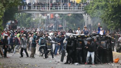 Miris! Jurnalis TV Swasta Dipiting Aparat dan Dipaksa Hapus Rekaman Saat Liputan Aksi Demo di Bone