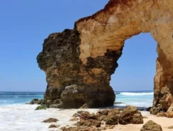 Bukan Hanya Bali, ini 7 Pantai Indah di Indonesia Versi Turis Asing