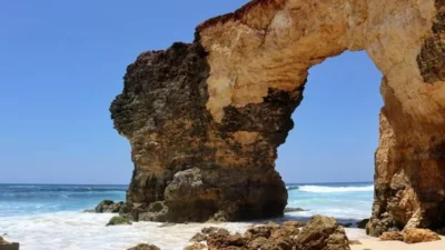 Bukan Hanya Bali, ini 7 Pantai Indah di Indonesia Versi Turis Asing