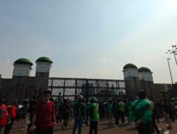 Demonstran Paksa Masuk ke Gedung DPR