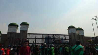 Demonstran Paksa Masuk ke Gedung DPR