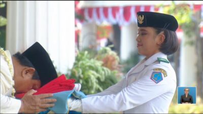 Momen Presiden Prabowo Mencium Bendera: Haru dan Emosional