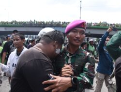 Prajurit TNI AL Turun Langsung Tenangkan Massa yang Demo di Depan Mako Brimob Kwitang
