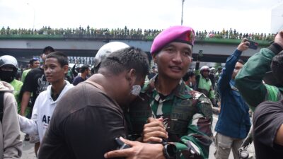 Prajurit TNI AL Turun Langsung Tenangkan Massa yang Demo di Depan Mako Brimob Kwitang