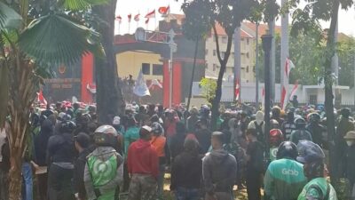 Panas! Massa Ojol Ngamuk Lagi, Hujani Mako Brimob Kwitang Dengan Petasan