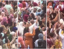 Lagu Asal NTT Tabola Bale Bikin Puluhan Ribu Warga Malaka di Konser Keretapi Sarong 2025 Bergoyang