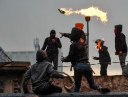 Terungkap! Ada Grup WA Pendemo Rusuh, Diajarkan Cara Bikin Bom Molotov Untuk Aksi di DPR