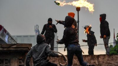 Terungkap! Ada Grup WA Pendemo Rusuh, Diajarkan Cara Bikin Bom Molotov Untuk Aksi di DPR