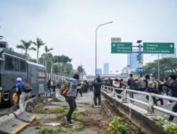 Lurah Manggarai Selatan Jadi Korban Amuk Massa Demo di DPR, Mobil Hancur Lebur Hp Raib
