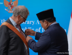Presiden Prabowo Anugerahkan Bintang Jasa Utama Untuk Pendiri Microsoft, Bill Gates