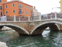 Ponte dei Tre Ponti, Jembatan Unik Satu-Satunya di Dunia di Comacchio Italia