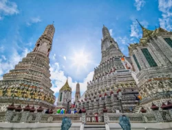 Wat Arun, Kuil Fajar Yang Berdiri Megah di Tepi Sungai Chao Phraya Thailand