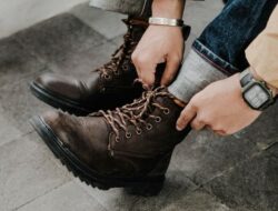 Apa Hukum Mengenakan Sepatu Kulit Babi Bagi Muslim?