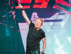 Axl Rose Ngamuk Saat Konser Gun N’ Roses di Argentina, Lempar Mic Hingga Tendang Drum