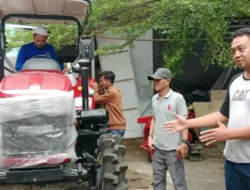 Isfhan Taufik Munggaran Serahkan Bantuan Traktor Hingga Alat Tanam ke Para Petani Cianjur