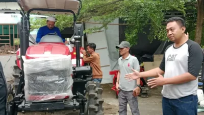 Isfhan Taufik Munggaran Serahkan Bantuan Traktor Hingga Alat Tanam ke Para Petani Cianjur