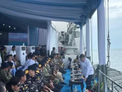 ‎Berjaket Loreng TNI, Prabowo Saksikan Parade Kapal Perang dari KRI