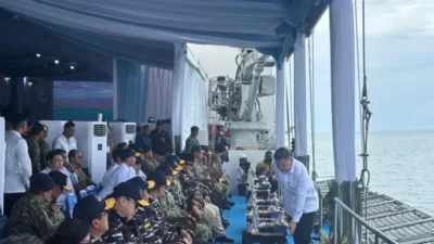 ‎Berjaket Loreng TNI, Prabowo Saksikan Parade Kapal Perang dari KRI