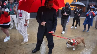 Lewis Hamilton Absen Uji Coba Ban Pirelli Ferrari di Mugello, Anjing Bulldog Miliknya Sakit