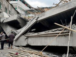 Ratusan Santri Tertimbun Reruntuhan Saat Bangunan Ponpes Al Khoziny Sidoarjo Ambruk