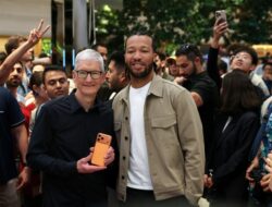 Apple Siapkan John Ternus Jadi CEO Pengganti Tim Cook