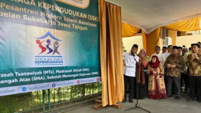 Mendukbangga Wihaji Resmikan Sekolah Siaga Kependudukan di PPMI Assalaam