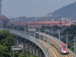 Azas Tigor Nainggolan Sentil Utang Jumbo Whoosh: Bisnis Transportasi Publik Itu Harusnya Sehat dan Untung!