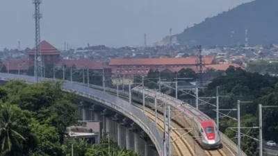 Azas Tigor Nainggolan Sentil Utang Jumbo Whoosh: Bisnis Transportasi Publik Itu Harusnya Sehat dan Untung!