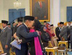 Soeharto Jadi Pahlawan Nasional, Titiek, Tutut dan Bambang Trihatmodjo Berpelukan