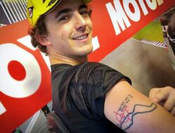 Jadi Trek Favorit, Francesco Bagnaia Bikin Tato Sirkuit Assen Belanda di Lengan Kanan