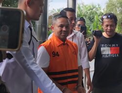 Momen Gubernur Riau Abdul Wahid Kenakan Rompi Oranye saat Datang ke KPK